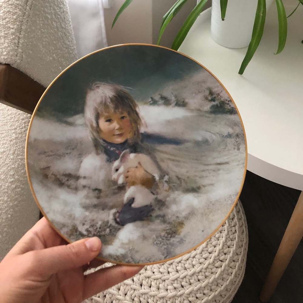 Decorative 1980 Snow Bunny Collectors Plate